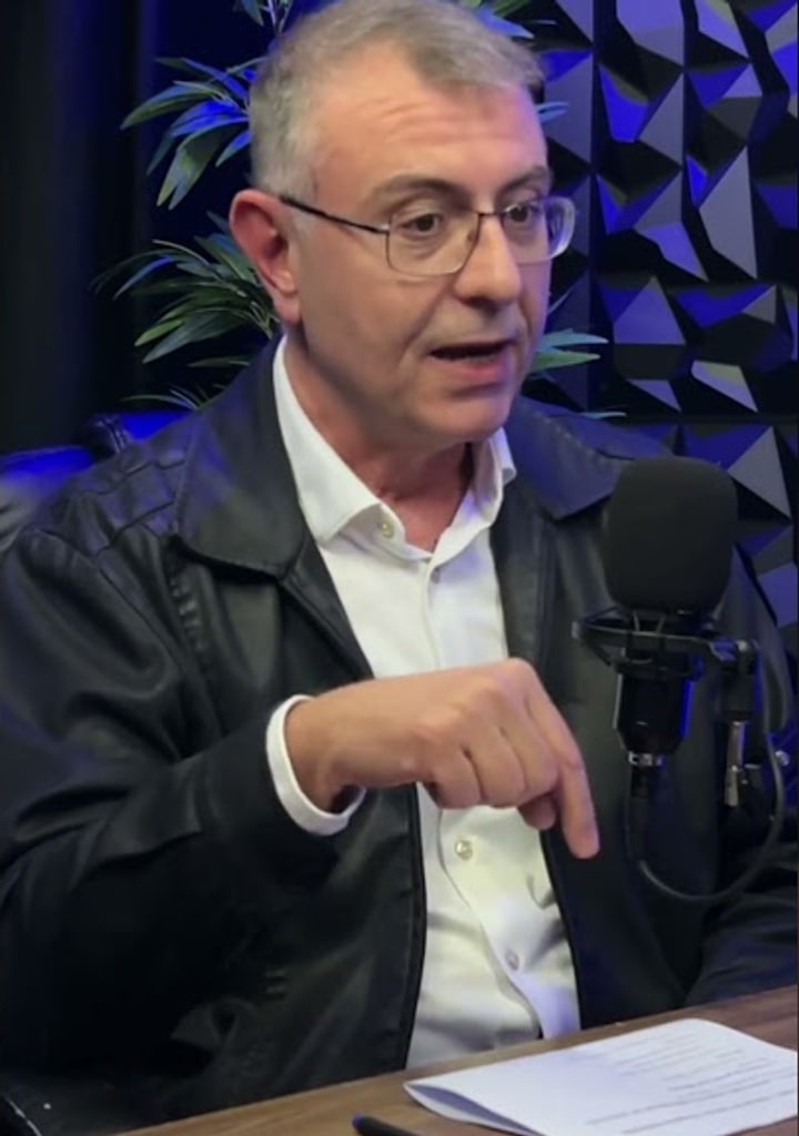 George Edgard Arliani em estúdio, apresentando o método